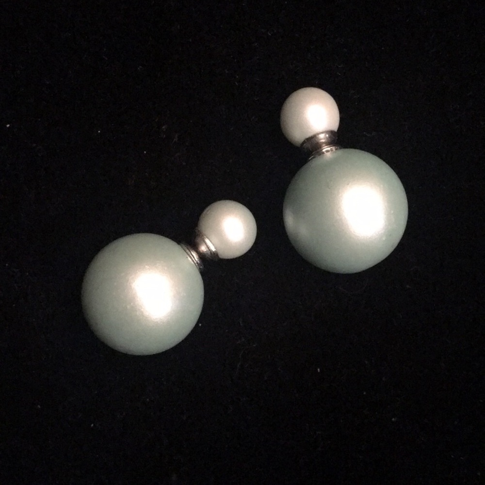 Asymmetric imitation pearl earrings